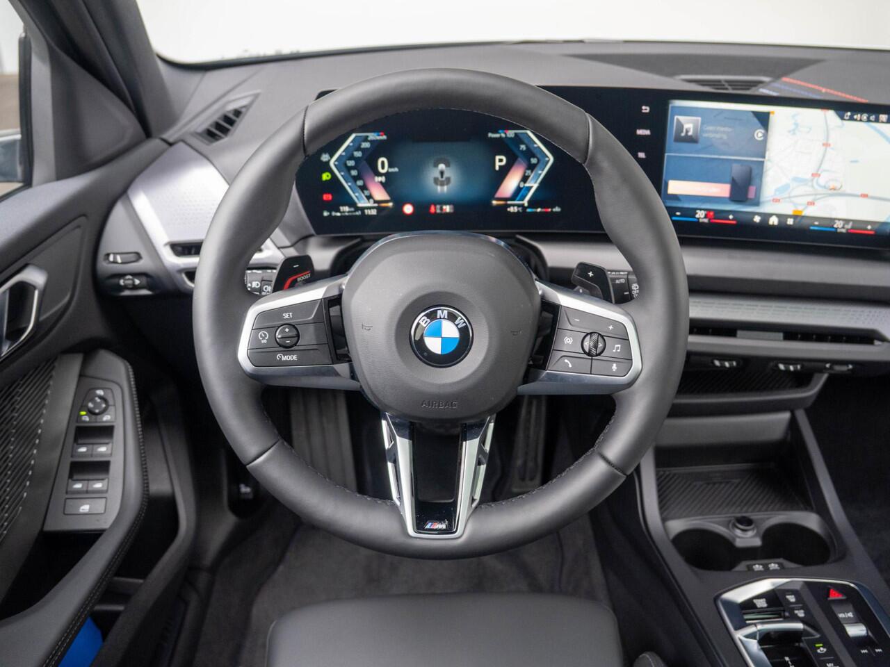 BMW 1-SERIE 120 | M Sportpakket Pro | Premium Pack | Glazen panoramadak | Driving Assistent | 19 inch | Stuurwielverwarming | M Sportremsysteem Rot | M Adaptief onderstel