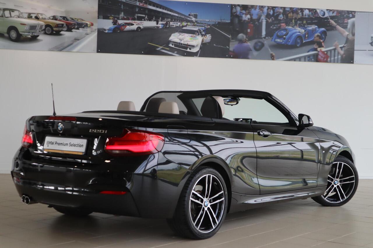 BMW 2-SERIE Cabrio 220i High Executive | M-Sportpakket | 18'' LMV | Afneembare Trekhaak