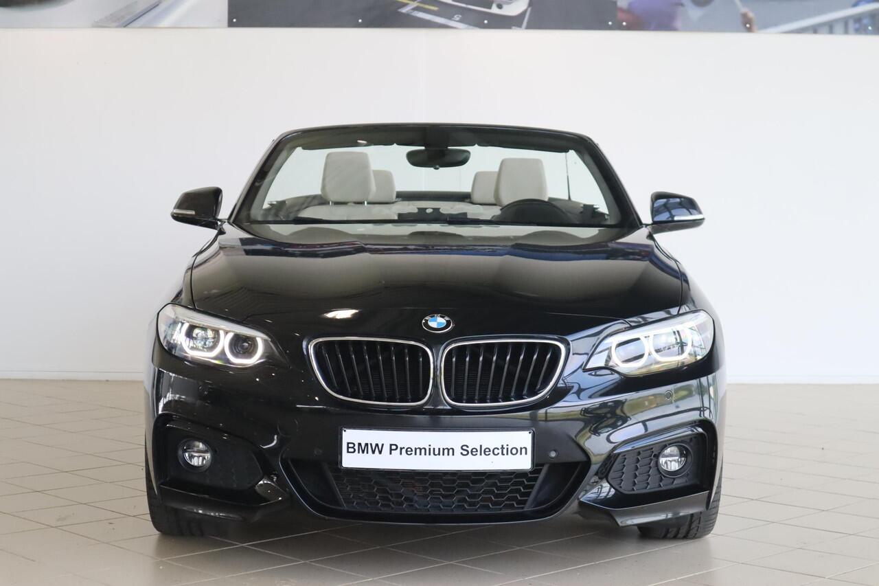 BMW 2-SERIE Cabrio 220i High Executive | M-Sportpakket | 18'' LMV | Afneembare Trekhaak