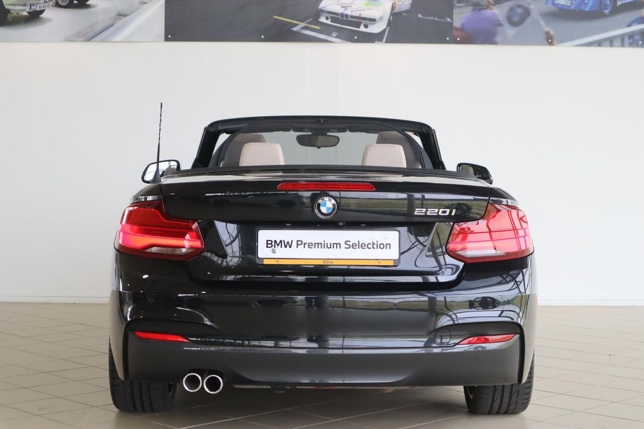 BMW 2-SERIE Cabrio 220i High Executive | M-Sportpakket | 18'' LMV | Afneembare Trekhaak