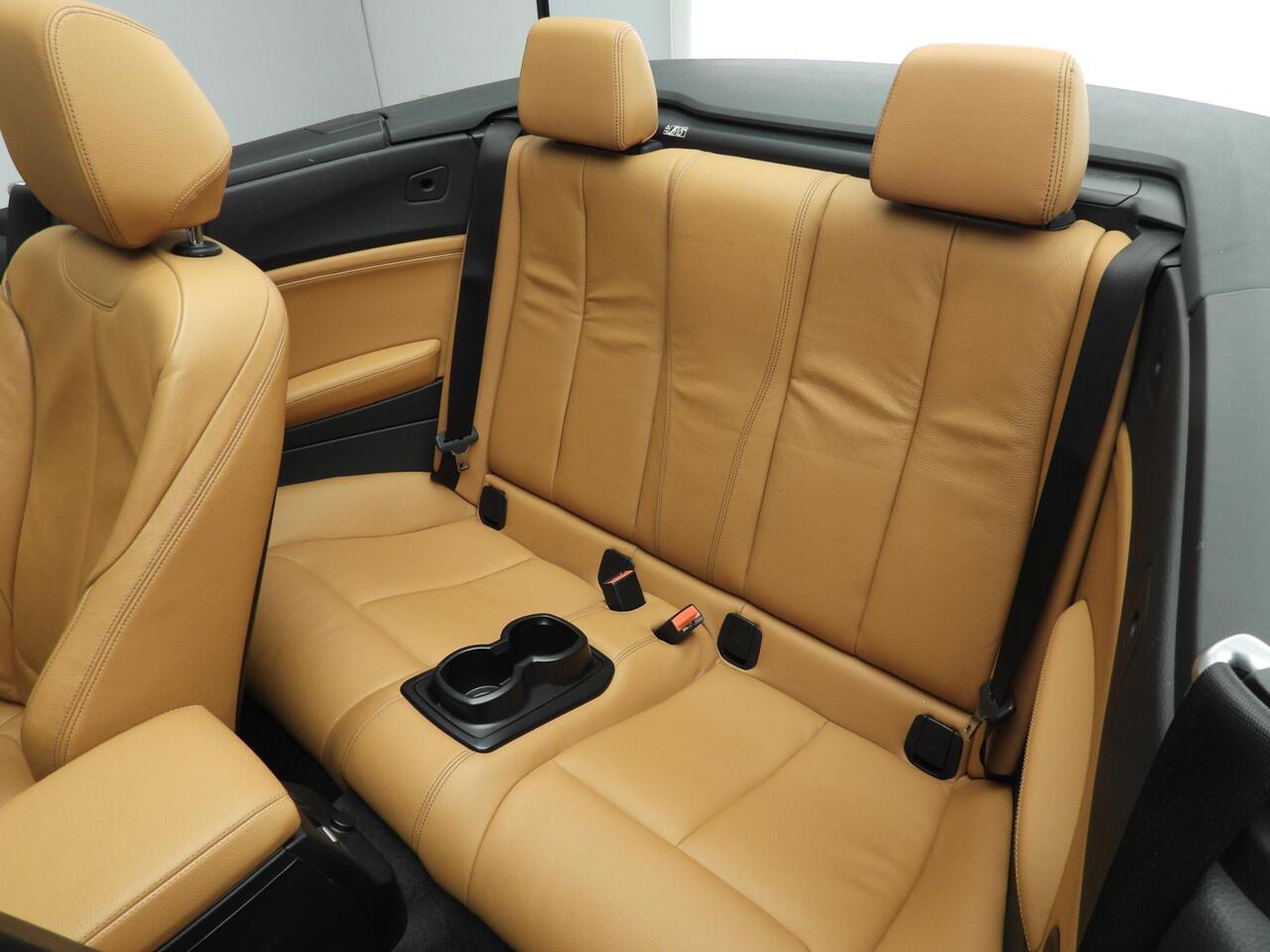 BMW 2-SERIE Cabrio 220i Automaat / Sportpakket / Leder / Trekhaak / HIFI / Camera / Park assist / Alu wielen 18 inch