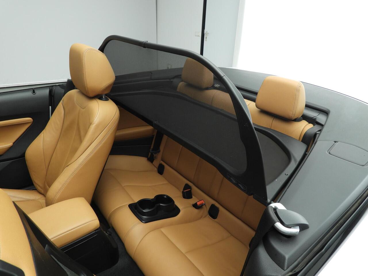 BMW 2-SERIE Cabrio 220i Automaat / Sportpakket / Leder / Trekhaak / HIFI / Camera / Park assist / Alu wielen 18 inch