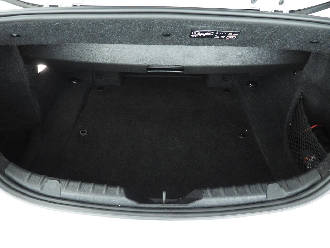 BMW 2-SERIE Cabrio 220i Automaat / Sportpakket / Leder / Trekhaak / HIFI / Camera / Park assist / Alu wielen 18 inch