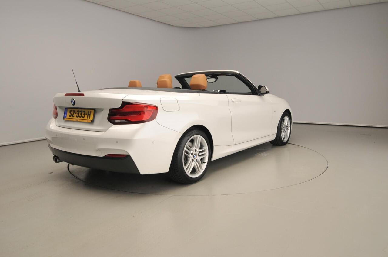 BMW 2-SERIE Cabrio 220i Automaat / Sportpakket / Leder / Trekhaak / HIFI / Camera / Park assist / Alu wielen 18 inch