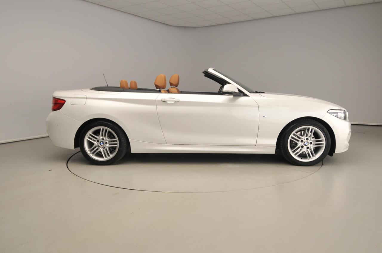 BMW 2-SERIE Cabrio 220i Automaat / Sportpakket / Leder / Trekhaak / HIFI / Camera / Park assist / Alu wielen 18 inch