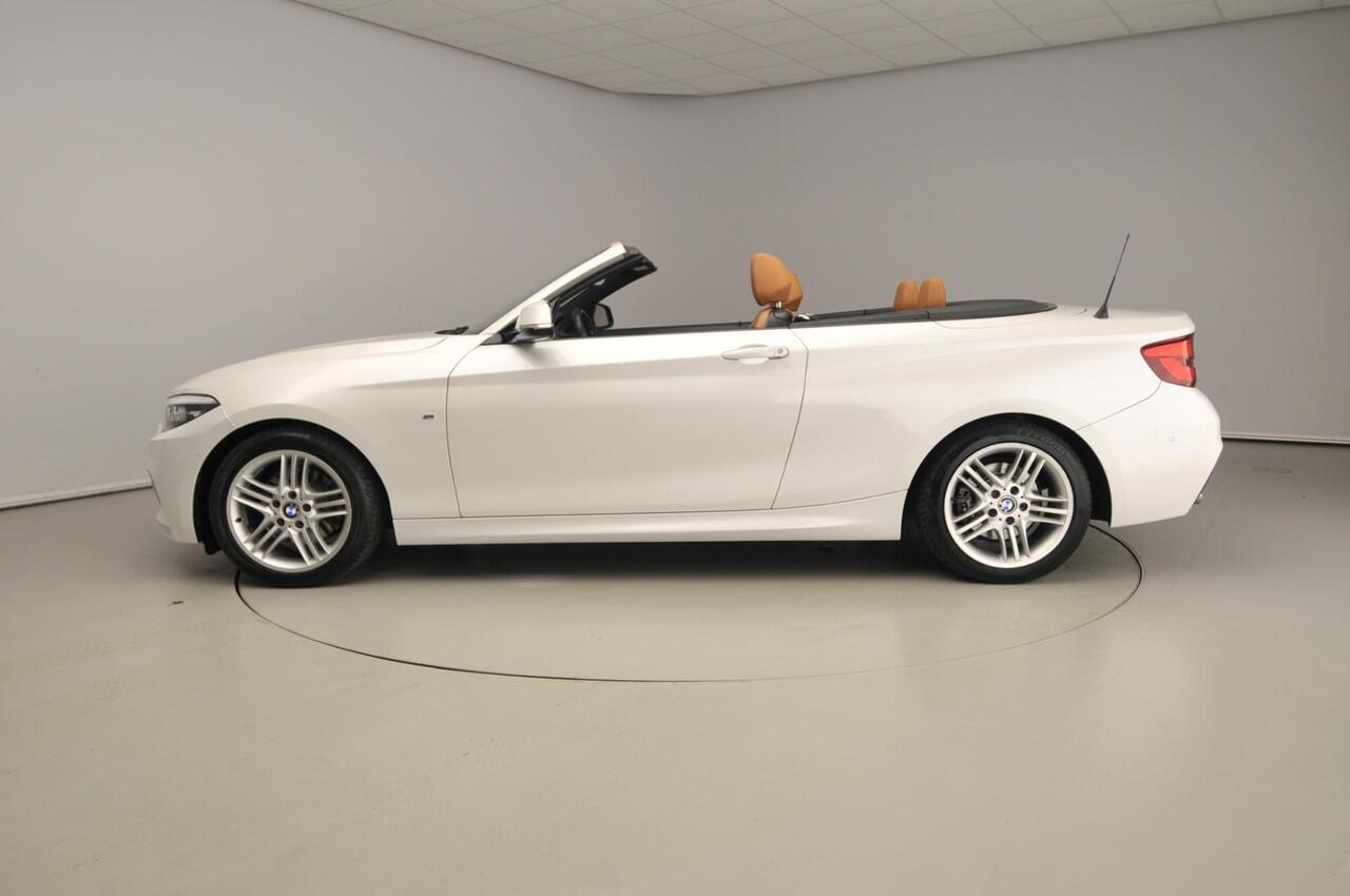BMW 2-SERIE Cabrio 220i Automaat / Sportpakket / Leder / Trekhaak / HIFI / Camera / Park assist / Alu wielen 18 inch