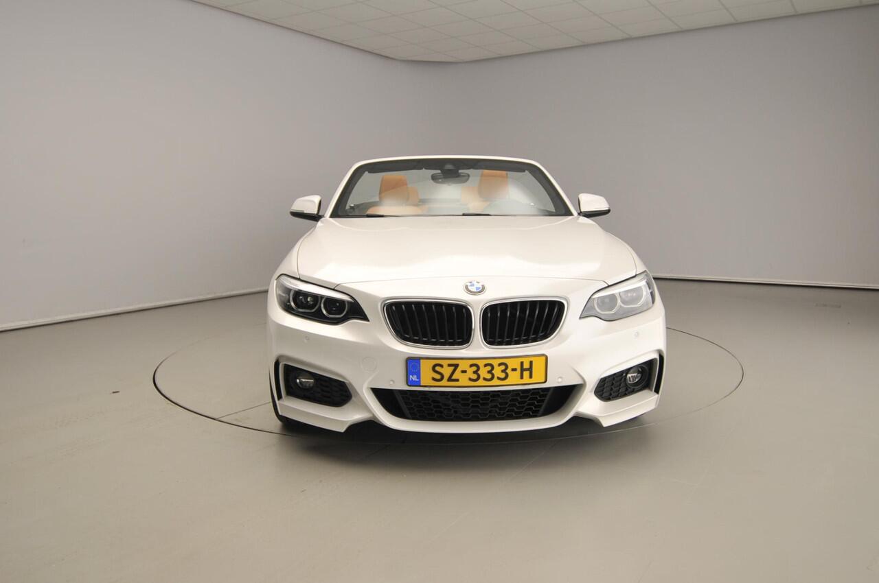 BMW 2-SERIE Cabrio 220i Automaat / Sportpakket / Leder / Trekhaak / HIFI / Camera / Park assist / Alu wielen 18 inch