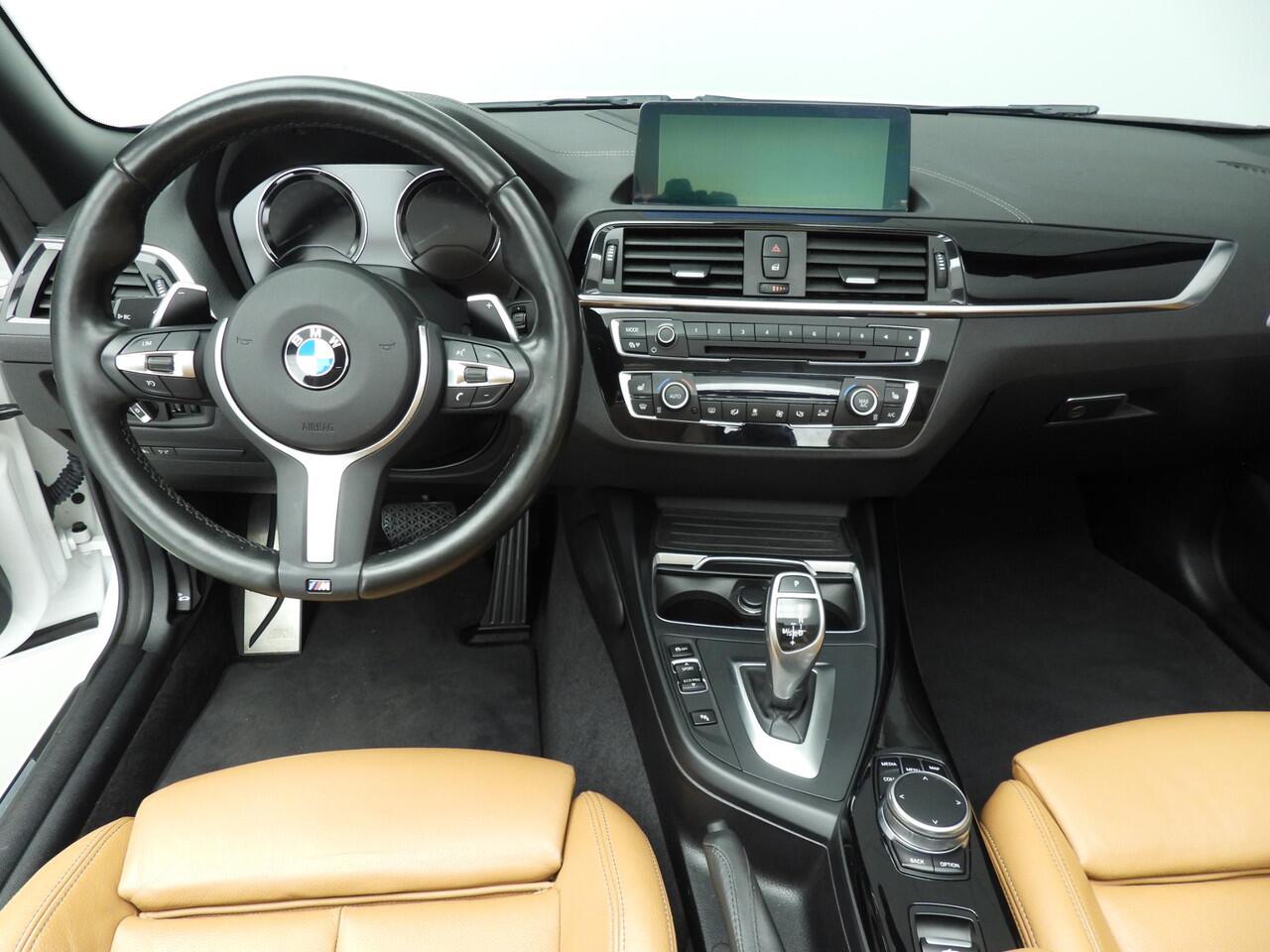 BMW 2-SERIE Cabrio 220i Automaat / Sportpakket / Leder / Trekhaak / HIFI / Camera / Park assist / Alu wielen 18 inch