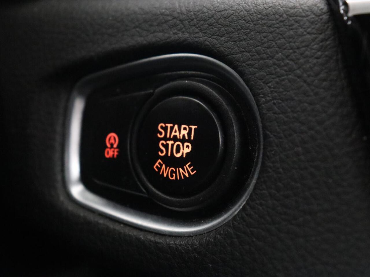 BMW 2-SERIE Active Tourer 218i High Executive | Leder | Stoelverwarming | Harman/Kardon | Trekhaak | Navigatie | Full LED | Climate control | Parkeerhulp | Cruise control