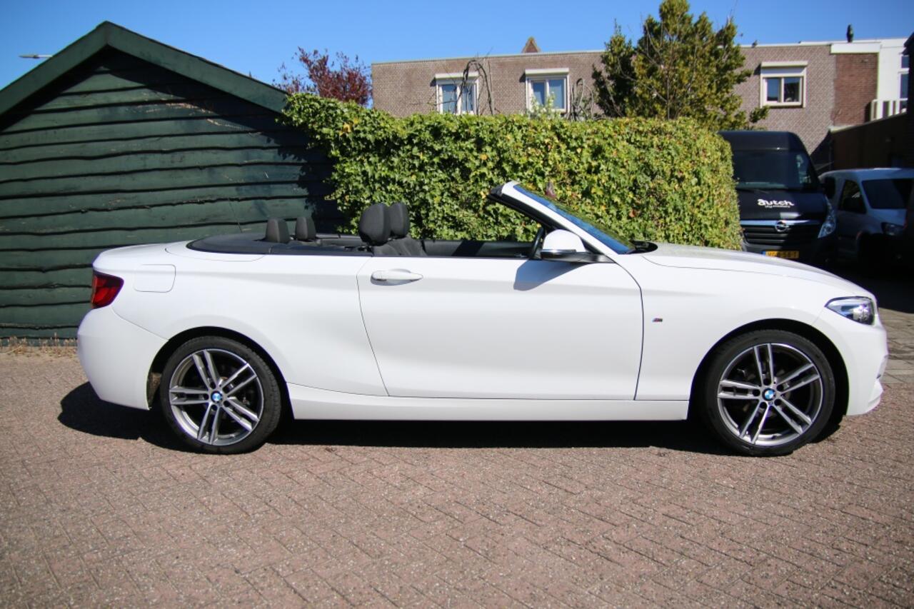 BMW 2-SERIE 218i High Executive | M-pakket | Navigatie | Sensoren v/a |