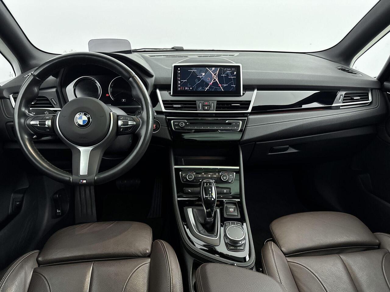 BMW 2-SERIE Active Tourer 218i Corporate Lease High Executive 140Pk | Navigatie | Parkeersensoren Voor & Achter | Achteruitrijcamera | Schuif-Kanteldak | Lederen Bekleding | Climate Control | Trekhaak | Stoelverwarming |