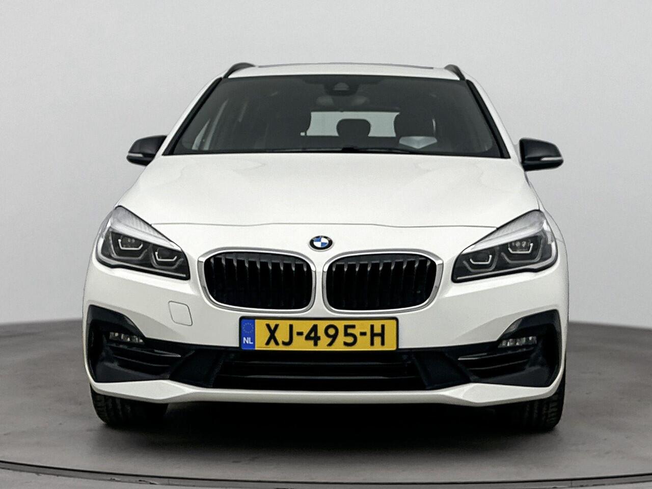 BMW 2-SERIE Active Tourer 218i Corporate Lease High Executive 140Pk | Navigatie | Parkeersensoren Voor & Achter | Achteruitrijcamera | Schuif-Kanteldak | Lederen Bekleding | Climate Control | Trekhaak | Stoelverwarming |