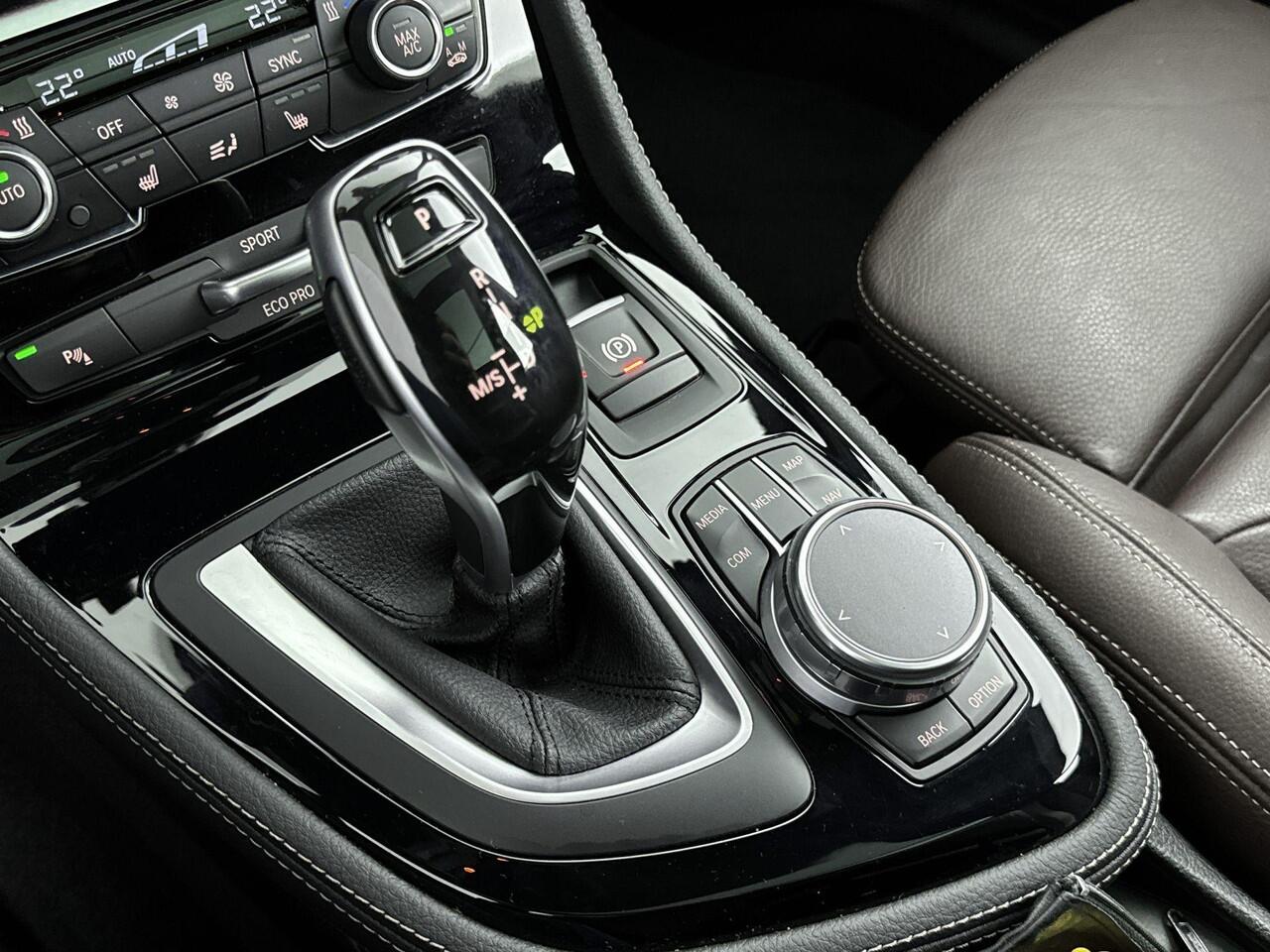 BMW 2-SERIE Active Tourer 218i Corporate Lease High Executive 140Pk | Navigatie | Parkeersensoren Voor & Achter | Achteruitrijcamera | Schuif-Kanteldak | Lederen Bekleding | Climate Control | Trekhaak | Stoelverwarming |