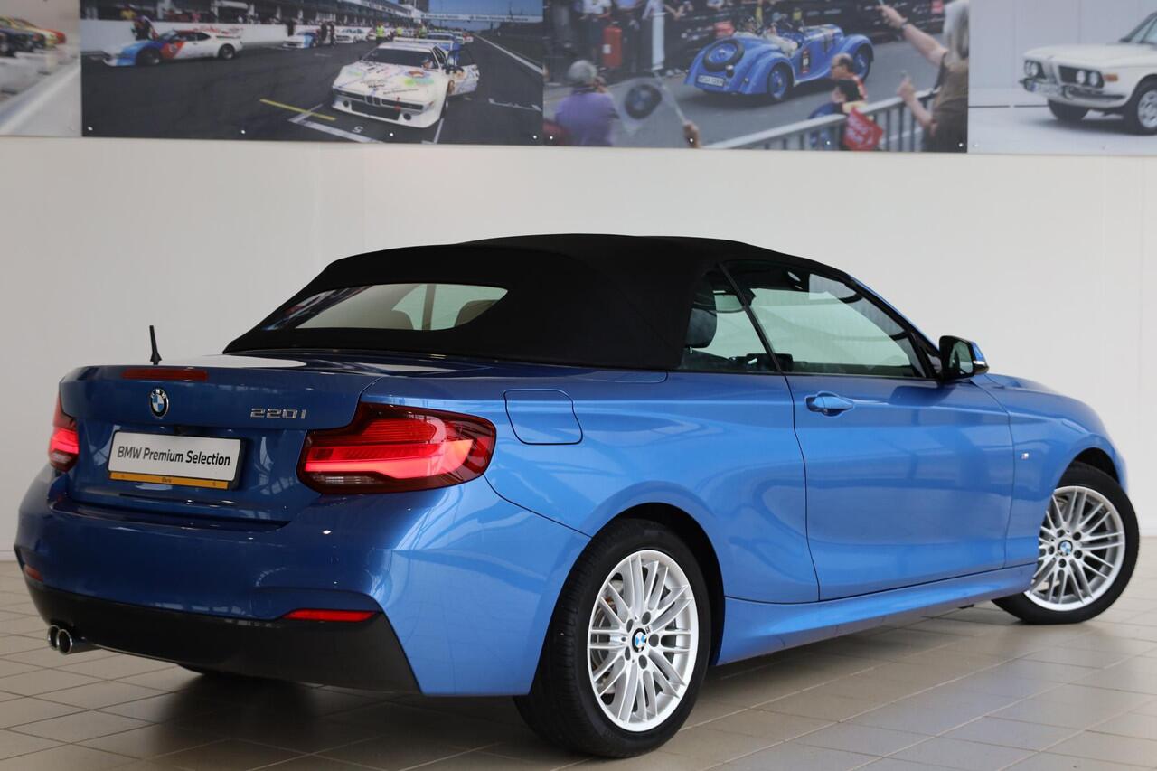 BMW 2-SERIE Cabrio 220i M Sportpakket | Stoelverwarming | Sportstoelen