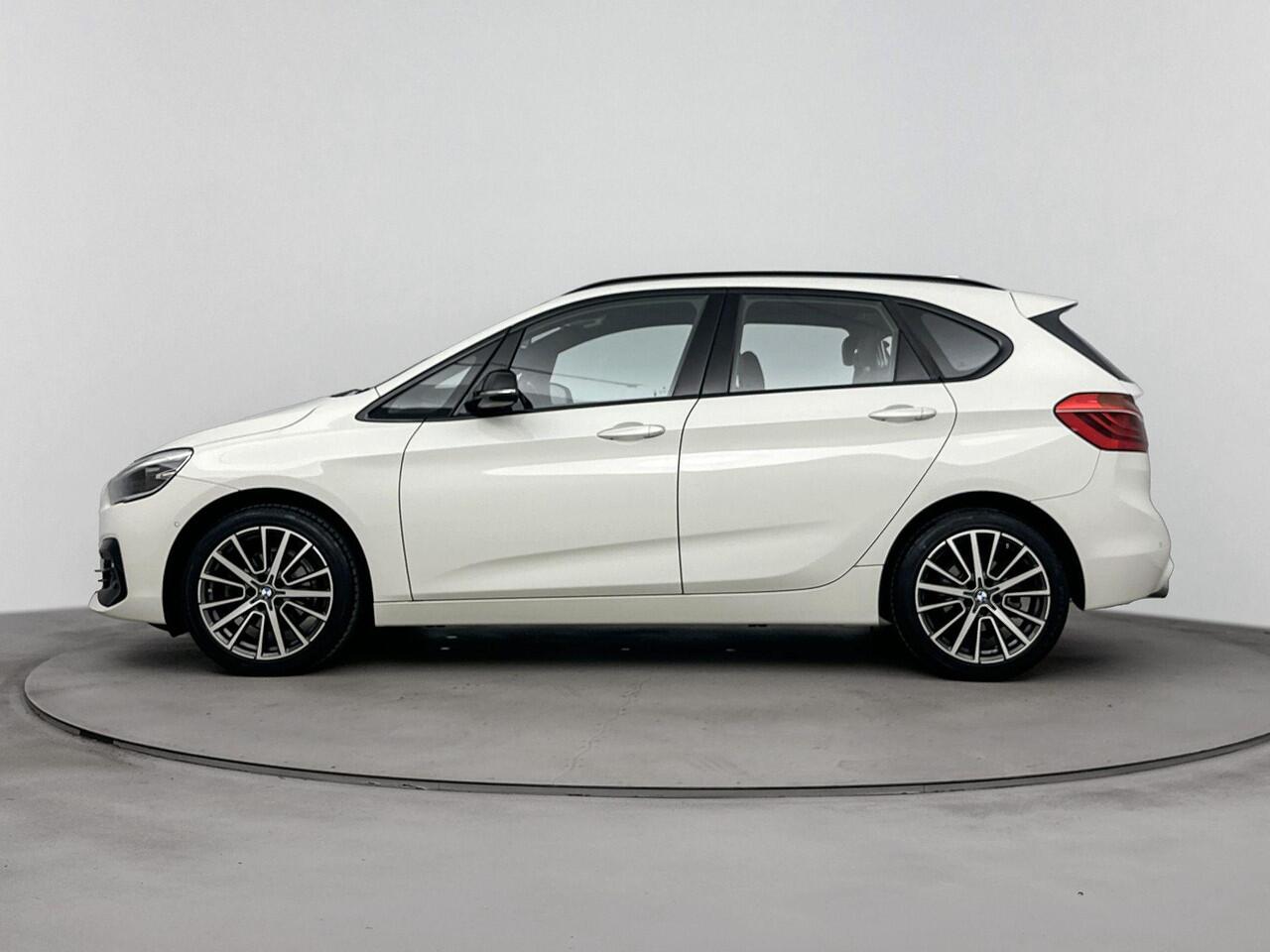 BMW 2-SERIE Active Tourer 218i Corporate Lease High Executive 140Pk | Navigatie | Parkeersensoren Voor & Achter | Achteruitrijcamera | Schuif-Kanteldak | Lederen Bekleding | Climate Control | Trekhaak | Stoelverwarming |