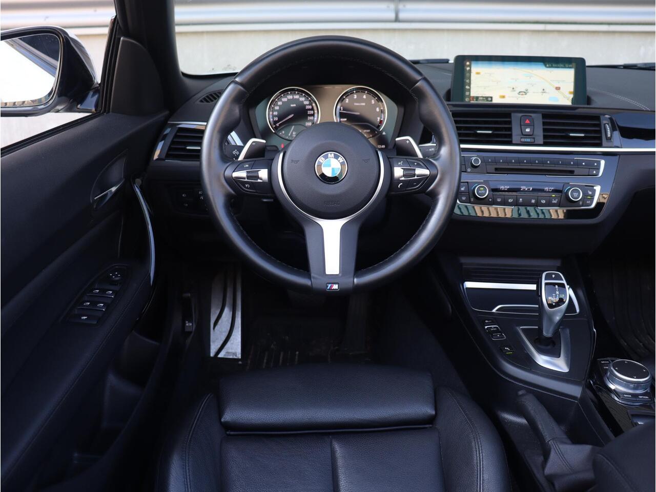 BMW 2-SERIE Cabrio 220i | High Executive | M Sportpakket | Navi Prof. | Comfort Access | Apple Carplay Voorbereiding | Hi-Fi | Sportstoelen | 18'' LMV