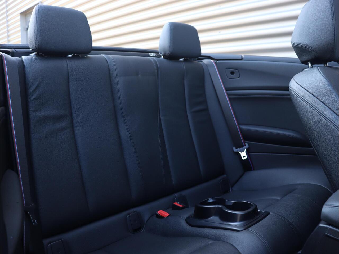 BMW 2-SERIE Cabrio 220i | High Executive | M Sportpakket | Navi Prof. | Comfort Access | Apple Carplay Voorbereiding | Hi-Fi | Sportstoelen | 18'' LMV