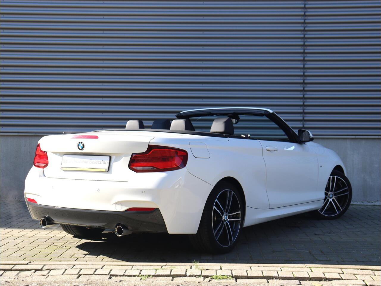 BMW 2-SERIE Cabrio 220i | High Executive | M Sportpakket | Navi Prof. | Comfort Access | Apple Carplay Voorbereiding | Hi-Fi | Sportstoelen | 18'' LMV
