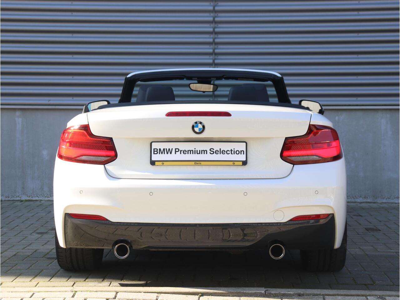 BMW 2-SERIE Cabrio 220i | High Executive | M Sportpakket | Navi Prof. | Comfort Access | Apple Carplay Voorbereiding | Hi-Fi | Sportstoelen | 18'' LMV