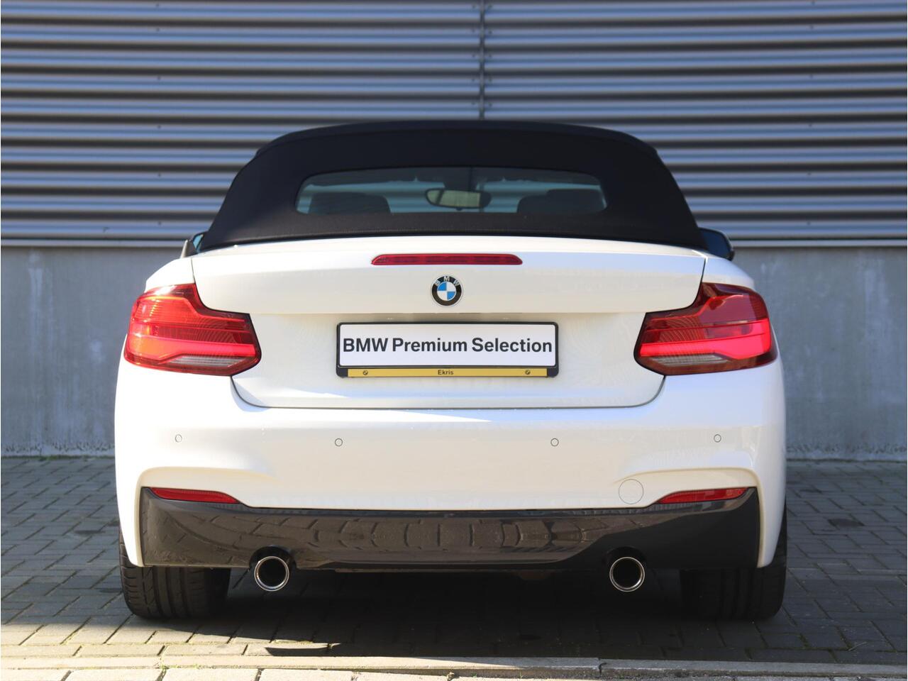 BMW 2-SERIE Cabrio 220i | High Executive | M Sportpakket | Navi Prof. | Comfort Access | Apple Carplay Voorbereiding | Hi-Fi | Sportstoelen | 18'' LMV