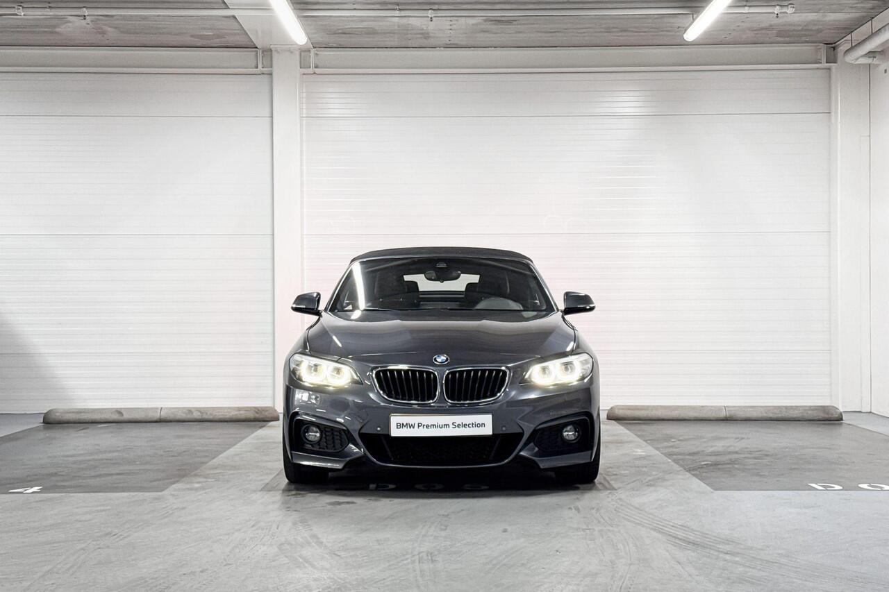 BMW 2-SERIE Cabrio 220i High Executive | M Sportpakket | Stoelverwarming | M sport-onderstel