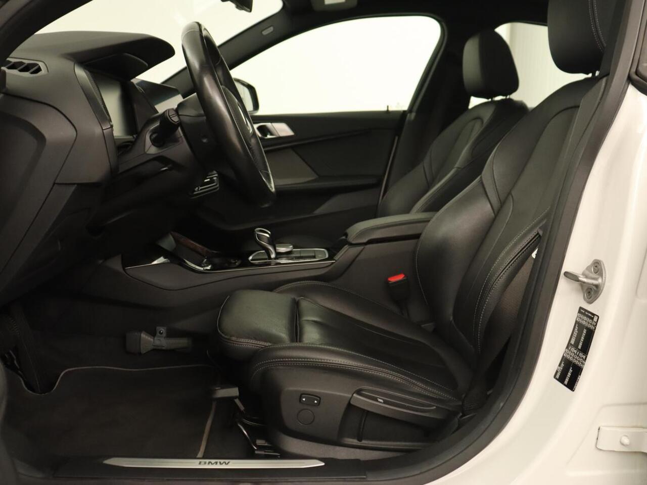 BMW 2-SERIE Gran Coupé 218i High Executive | Panoramadak | Sport Line | Leder | Harman/Kardon | Adaptive cruise | Stuurverwarming | Carplay | Camera | Navigatie | Full LED | Park Assist | Sportstoelen | Live Cockpit