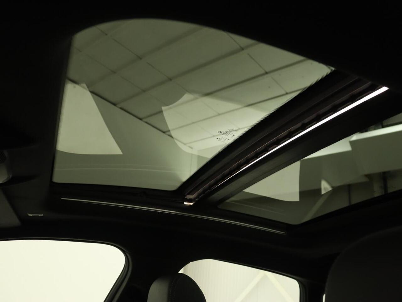 BMW 2-SERIE Gran Coupé 218i High Executive | Panoramadak | Sport Line | Leder | Harman/Kardon | Adaptive cruise | Stuurverwarming | Carplay | Camera | Navigatie | Full LED | Park Assist | Sportstoelen | Live Cockpit