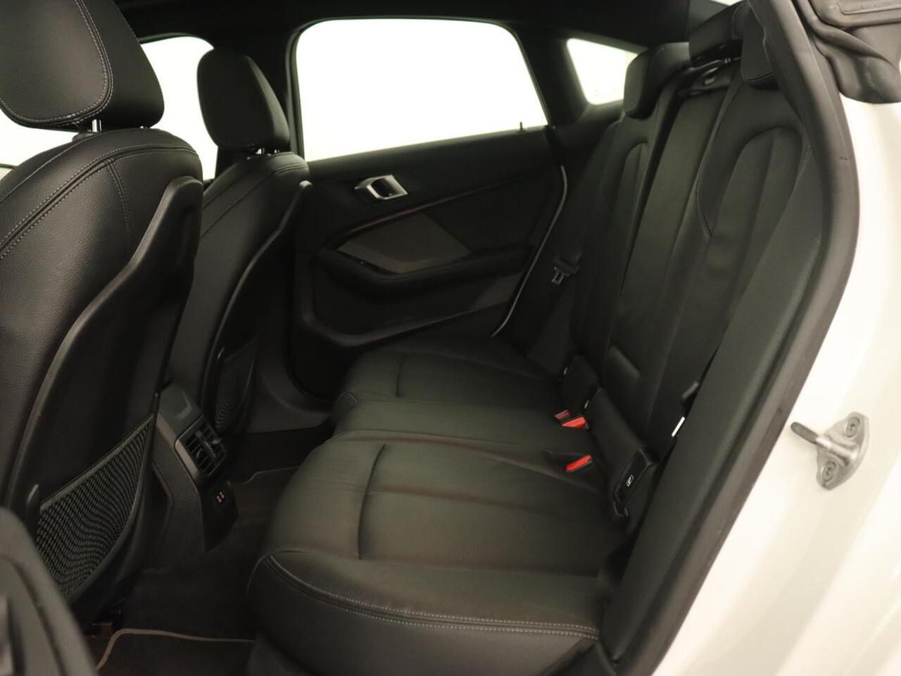 BMW 2-SERIE Gran Coupé 218i High Executive | Panoramadak | Sport Line | Leder | Harman/Kardon | Adaptive cruise | Stuurverwarming | Carplay | Camera | Navigatie | Full LED | Park Assist | Sportstoelen | Live Cockpit