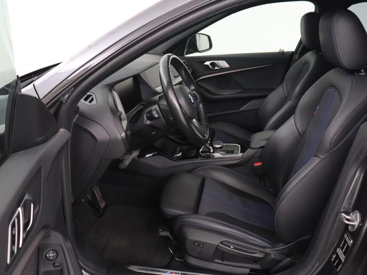 BMW 2-SERIE Gran Coupé 218i M Sport | Sportstoelen | Camera | Carplay | Live Cockpit | Half leder | Navigatie | Sfeerverlichting | Full LED | Climate control