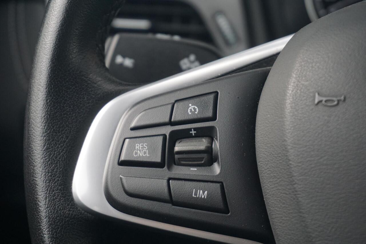 BMW 2-SERIE Active Tourer 218i Executive Sport Line 17'' / Trekhaak / Head-Up Display / PDC