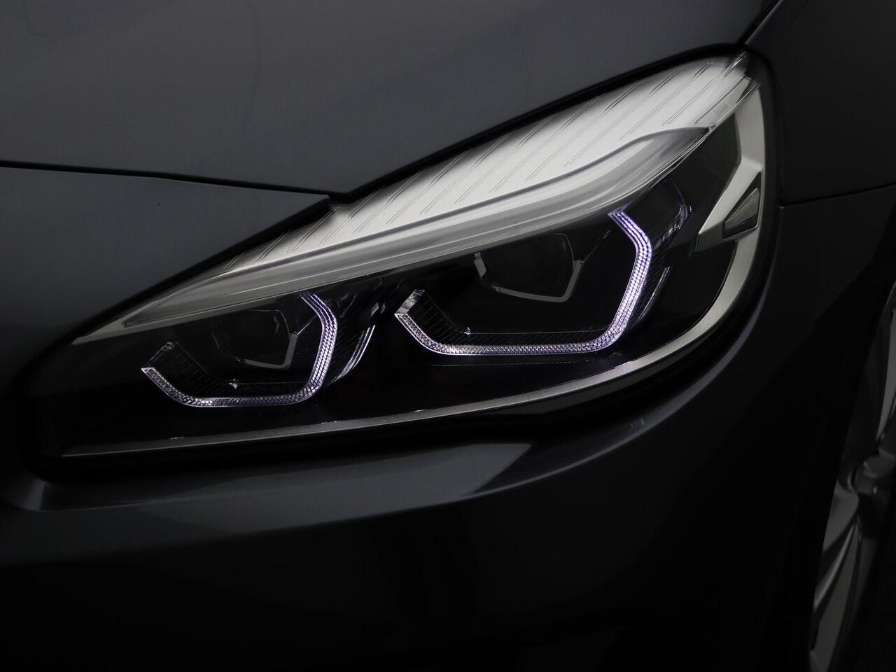 BMW 2-SERIE Active Tourer 218i High Executive | Sportline | Parking Pack | Trekhaak | Achteruitrijcamera | Sportstoelen | Head-Up Display | 17''