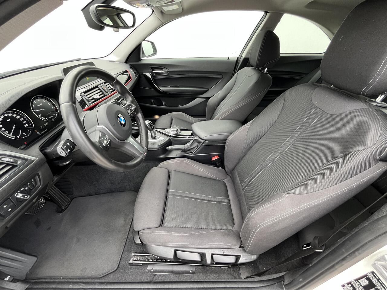 BMW 2-SERIE Coupé 218i Executive Sport Line Business / Automaat / Cruise- en Cruise Control / Verwarmde Voorstoelen / Keyless Start / Parkeersensoren voor + achter / Navigatie full map / M Leder Sportstuur / Lichtmetalen velgen dubbel spaak / Bluetooth /