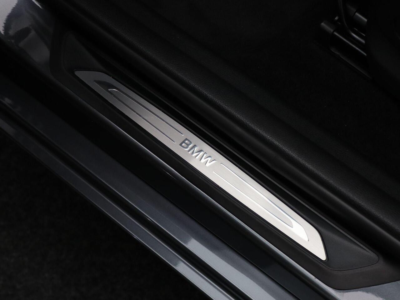 BMW 2-SERIE Active Tourer 218i High Executive | Sportline | Parking Pack | Trekhaak | Achteruitrijcamera | Sportstoelen | Head-Up Display | 17''