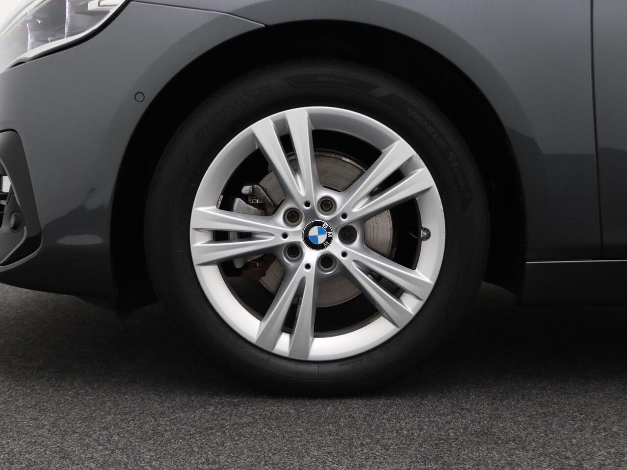 BMW 2-SERIE Active Tourer 218i High Executive | Sportline | Parking Pack | Trekhaak | Achteruitrijcamera | Sportstoelen | Head-Up Display | 17''