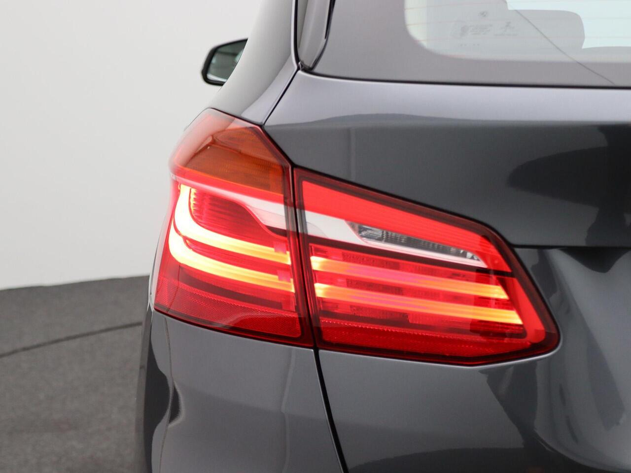 BMW 2-SERIE Active Tourer 218i High Executive | Sportline | Parking Pack | Trekhaak | Achteruitrijcamera | Sportstoelen | Head-Up Display | 17''