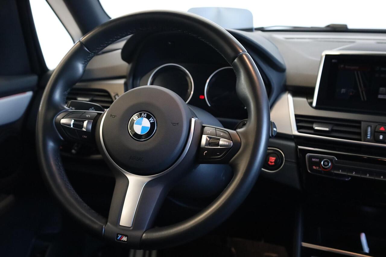 BMW 2-SERIE Active Tourer 218i M Sportpakket | Trekhaak | Achteruitrijcamera | Head-Up | Navi Plus | Lentevoordeel