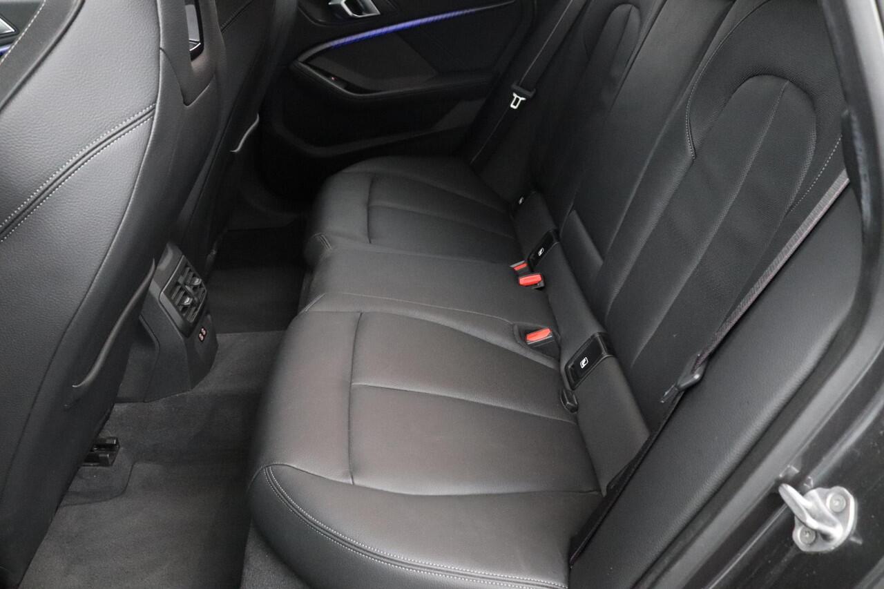 BMW 2-SERIE Gran Coupé 218i M-Sport | Panoramadak | 19''M Velgen | Harman/Kardon | Sport stoelen |