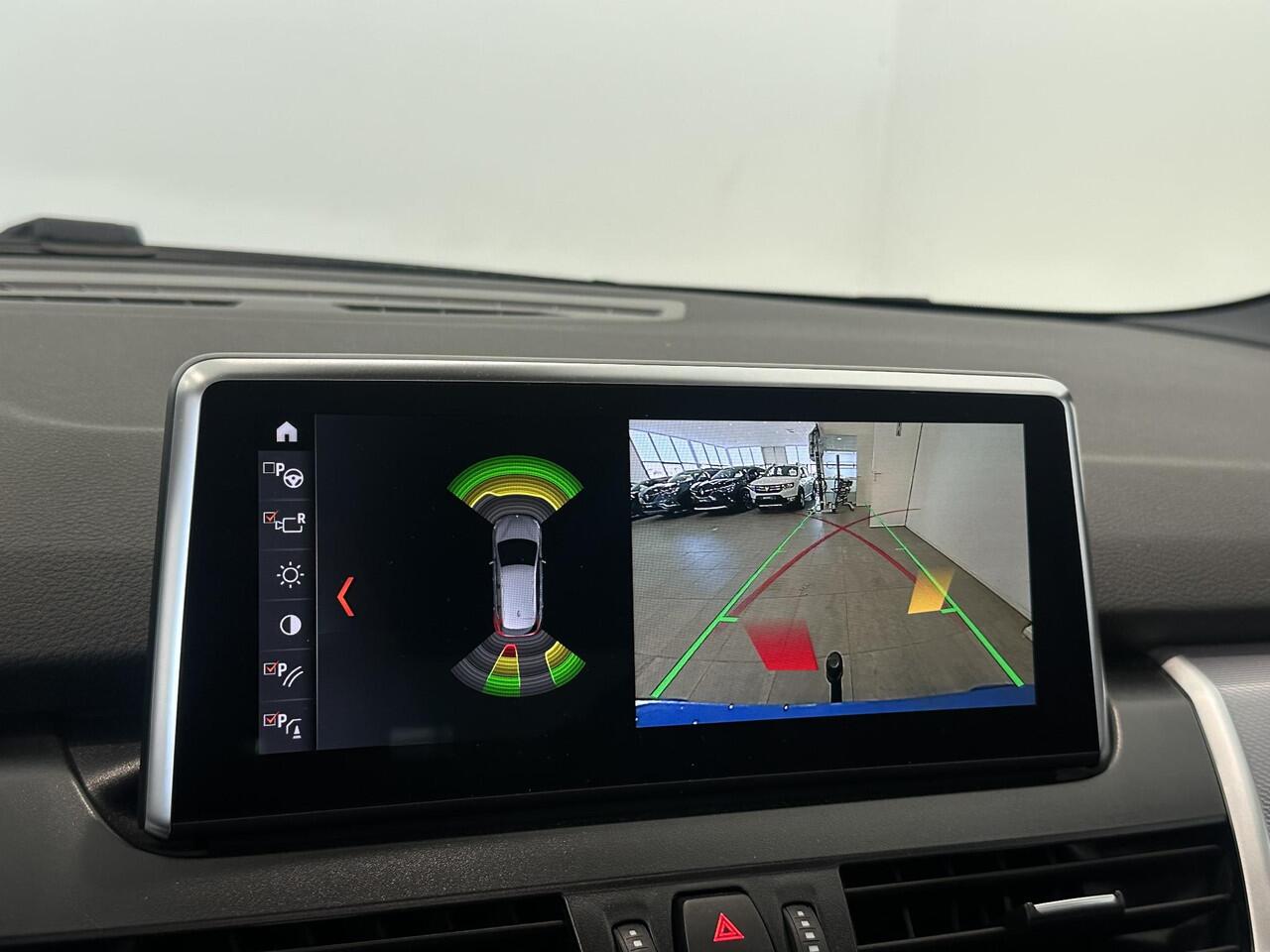 BMW 2-SERIE Active Tourer 218i High Executive | M Sport | Panoramadak | Trekhaak afneembaar | Parkeersensoren voor, achter en achteruitrijcamera