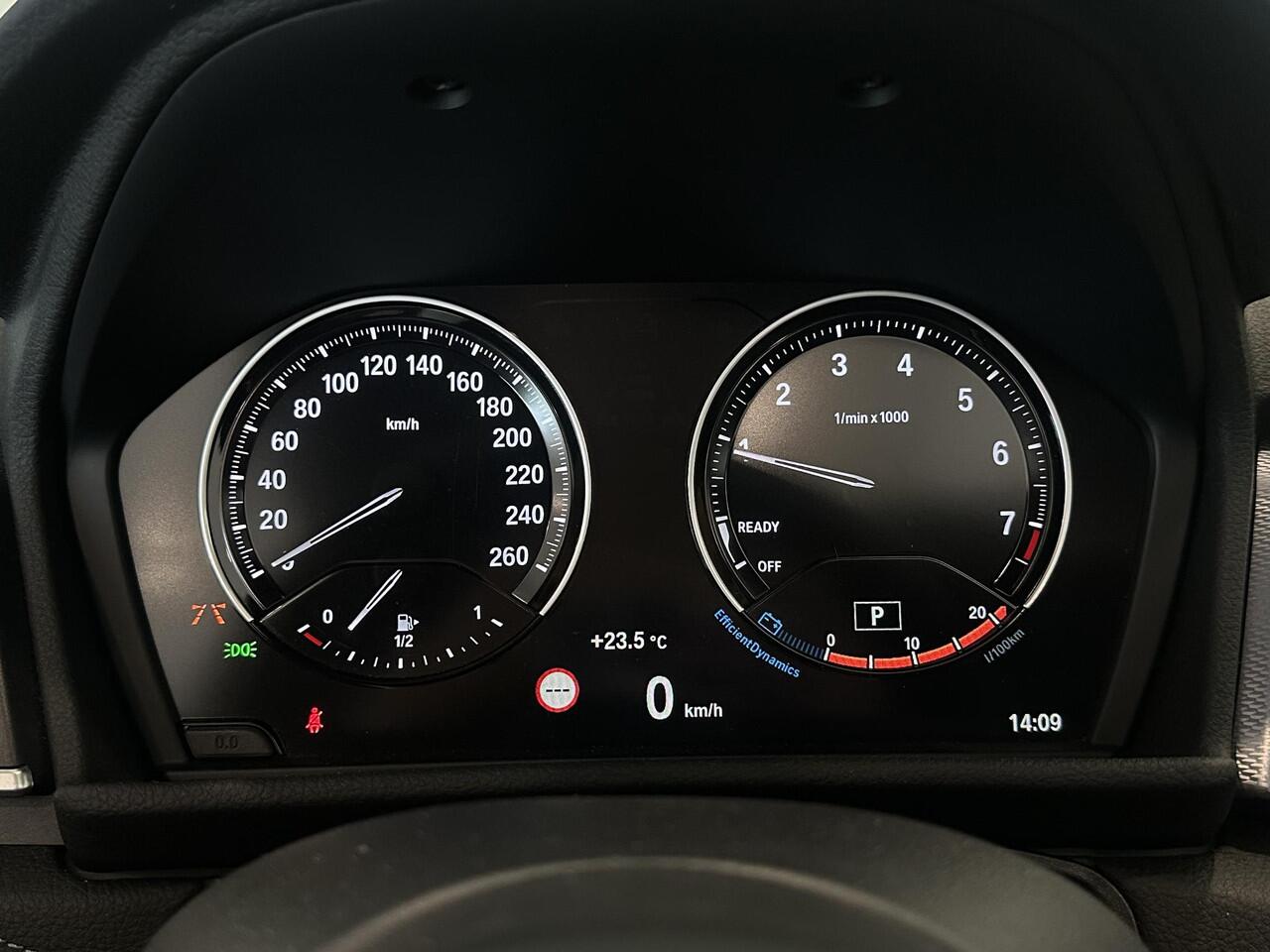 BMW 2-SERIE Active Tourer 218i High Executive | M Sport | Panoramadak | Trekhaak afneembaar | Parkeersensoren voor, achter en achteruitrijcamera