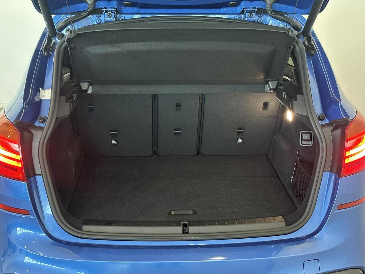 BMW 2-SERIE Active Tourer 218i High Executive | M Sport | Panoramadak | Trekhaak afneembaar | Parkeersensoren voor, achter en achteruitrijcamera