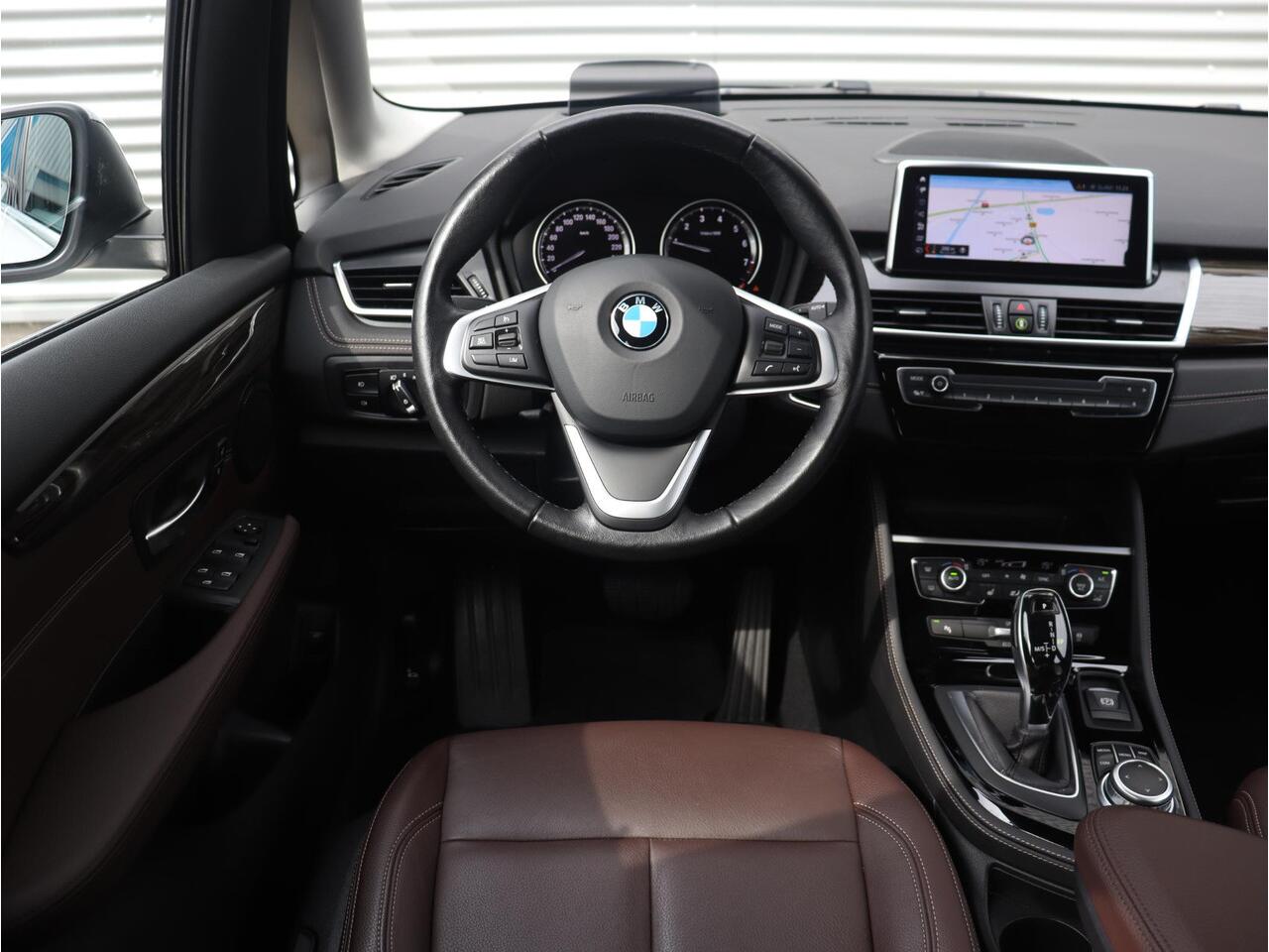BMW 2-SERIE Active Tourer 218i | Luxury Line | Head-Up | Hi-Fi | Stoel + Stuurwielverwarming | Climate Control | Navi Plus | 17'' LMV