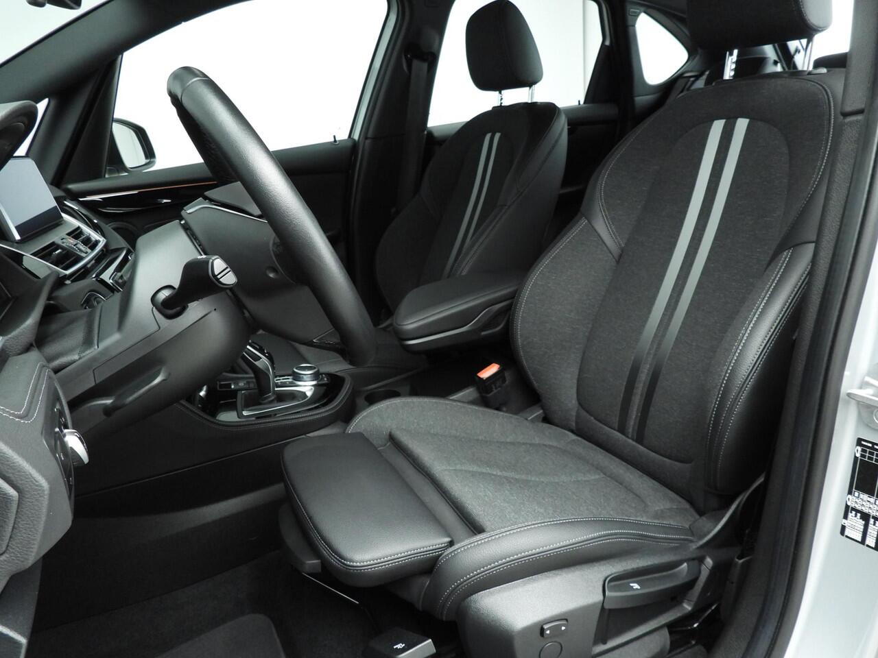 BMW 2-SERIE Active Tourer 218i Automaat Sportline / Trekhaak / PDC / Climate / Cruise / LED / Head-up / Sportstoelen / Alu wielen 17 inch