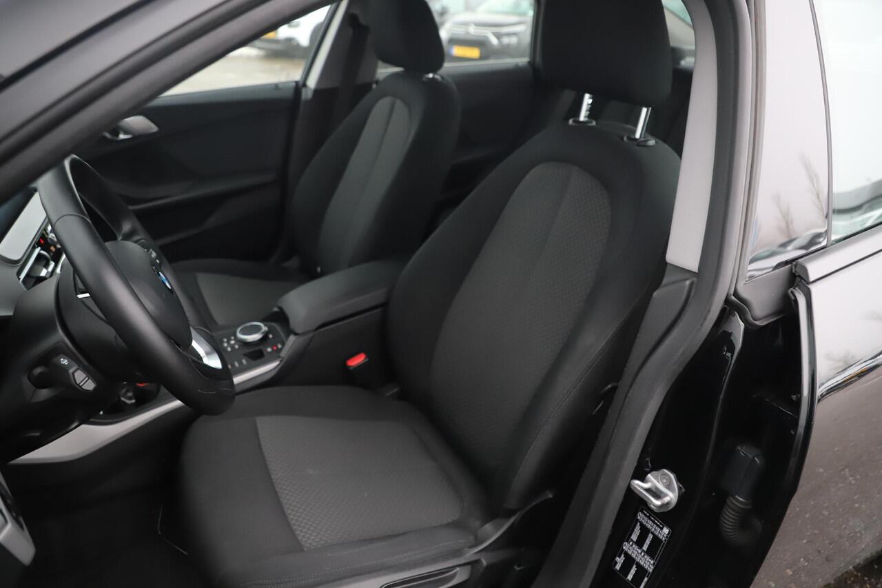 BMW 2-SERIE Gran Coupé 218i Executive Edition Navigatie Carplay Android LED Parkeersensoren