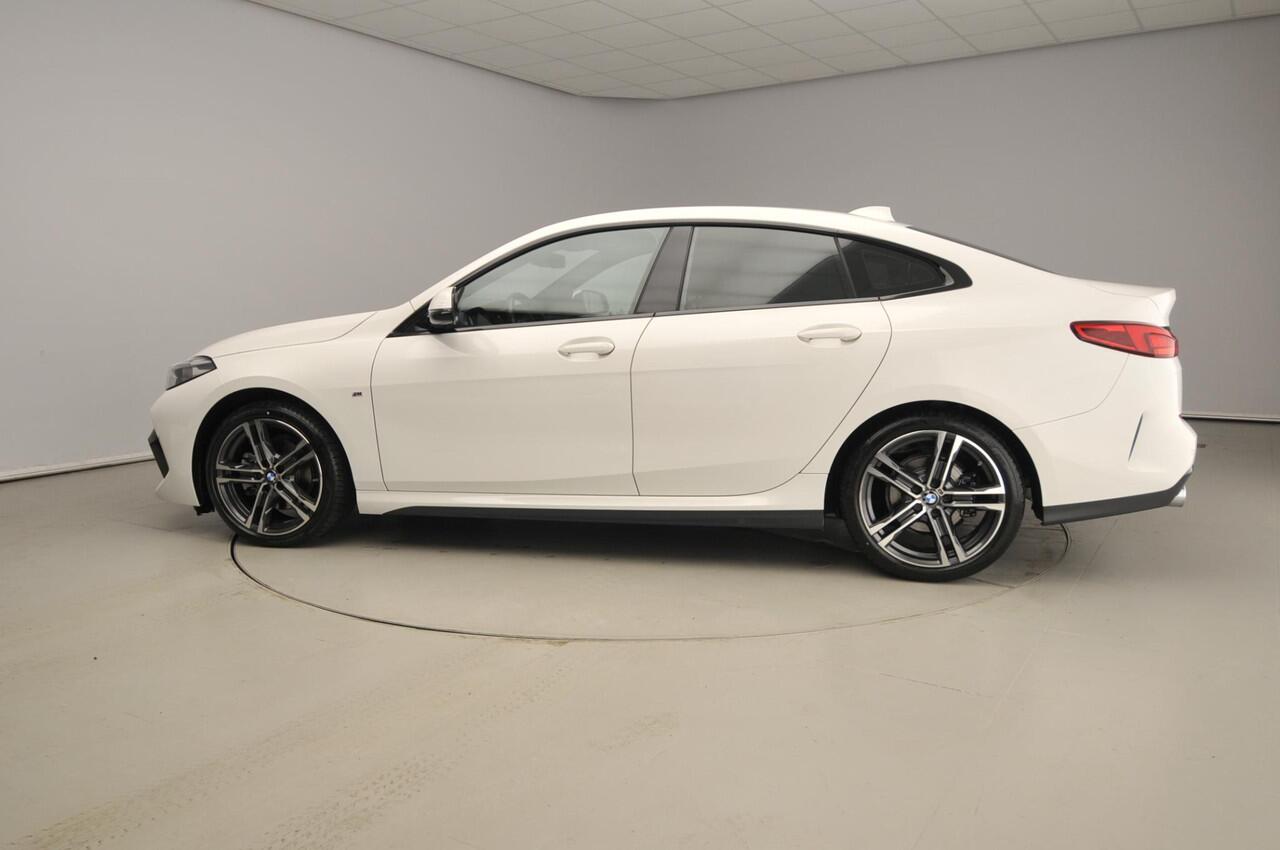 BMW 2-SERIE Gran Coupe 218i | M-Sportpakket | LED | Leder | Navigatie | Trekhaak | Sportstoelen | Stoelverwarming | DAB | Alu 18 inch