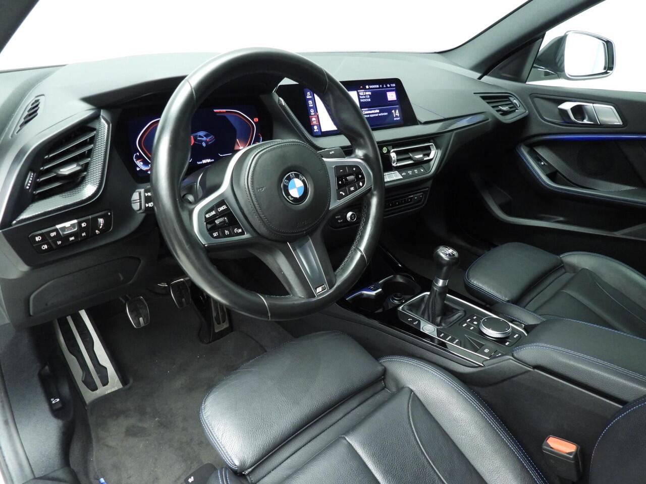 BMW 2-SERIE Gran Coupe 218i | M-Sportpakket | LED | Leder | Navigatie | Trekhaak | Sportstoelen | Stoelverwarming | DAB | Alu 18 inch