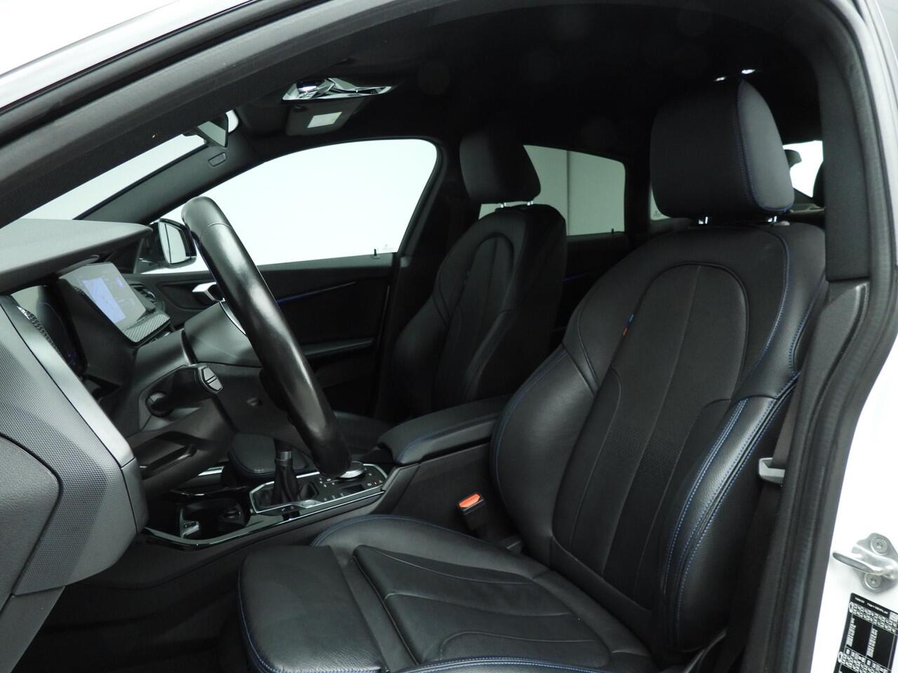 BMW 2-SERIE Gran Coupe 218i | M-Sportpakket | LED | Leder | Navigatie | Trekhaak | Sportstoelen | Stoelverwarming | DAB | Alu 18 inch
