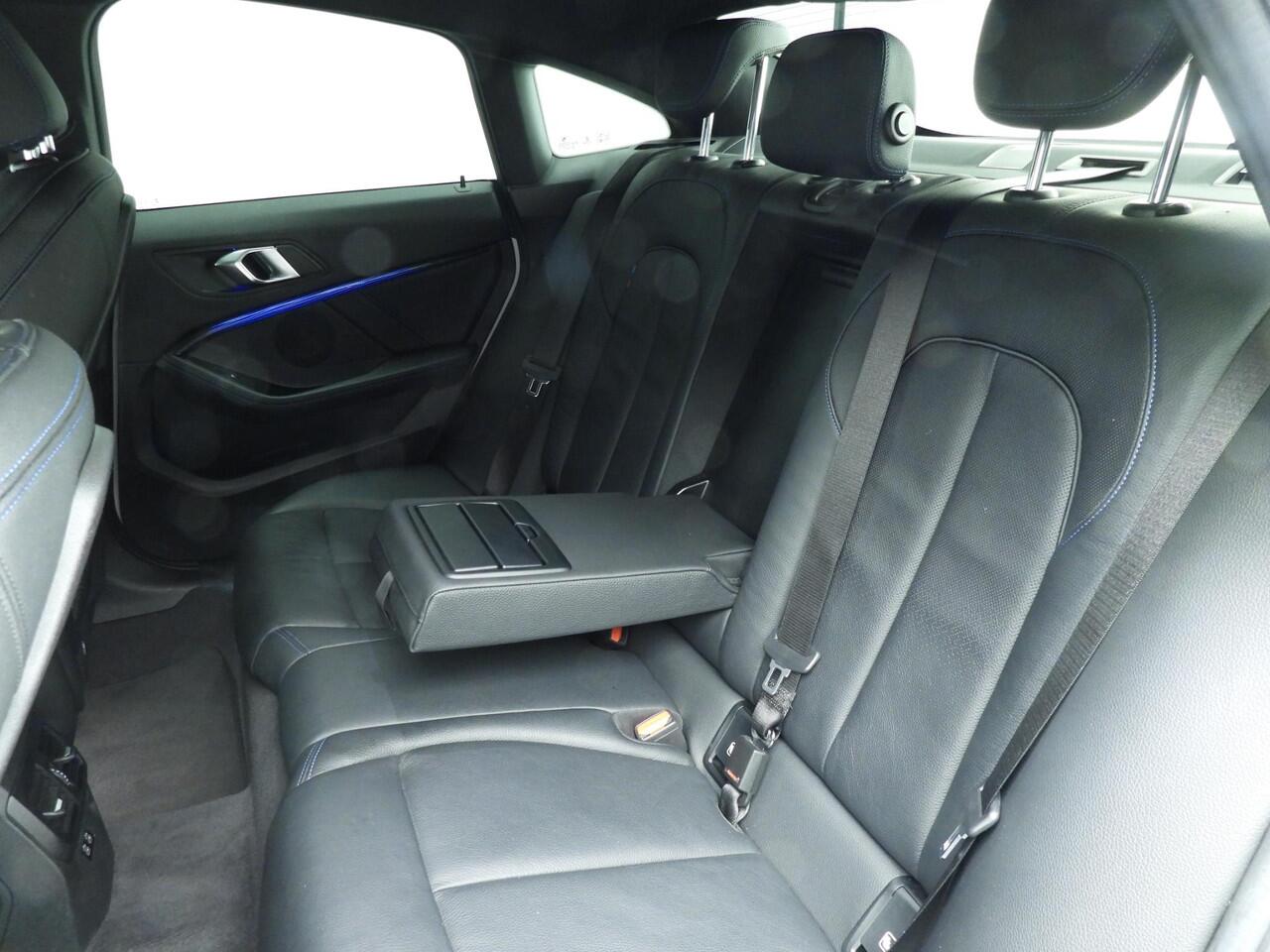 BMW 2-SERIE Gran Coupe 218i | M-Sportpakket | LED | Leder | Navigatie | Trekhaak | Sportstoelen | Stoelverwarming | DAB | Alu 18 inch