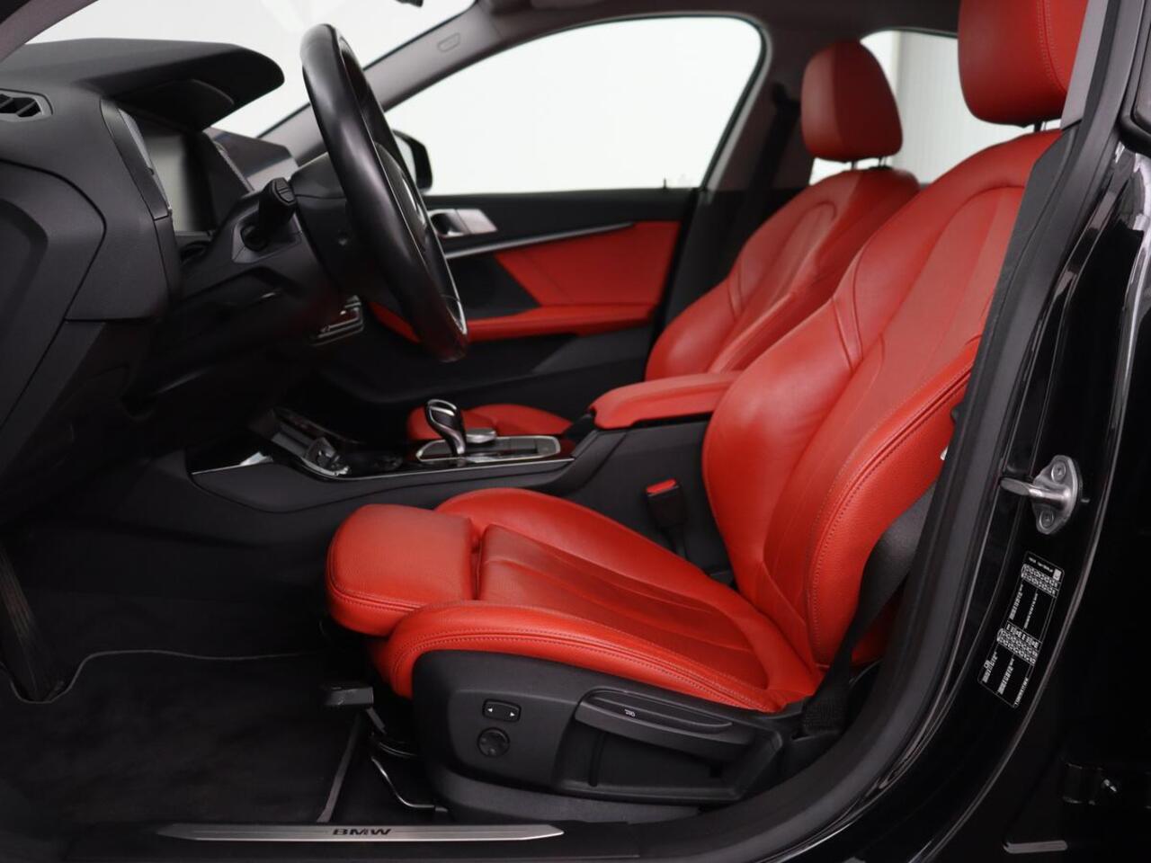 BMW 2-SERIE Gran Coupé 220i High Executive | Head-Up | Adaptive cruise | Leder | Camera | Stoelverwarming | Sportstoelen | Luxury Line | Carplay | Live Cockpit | Navigatie | Park Assist | Full LED