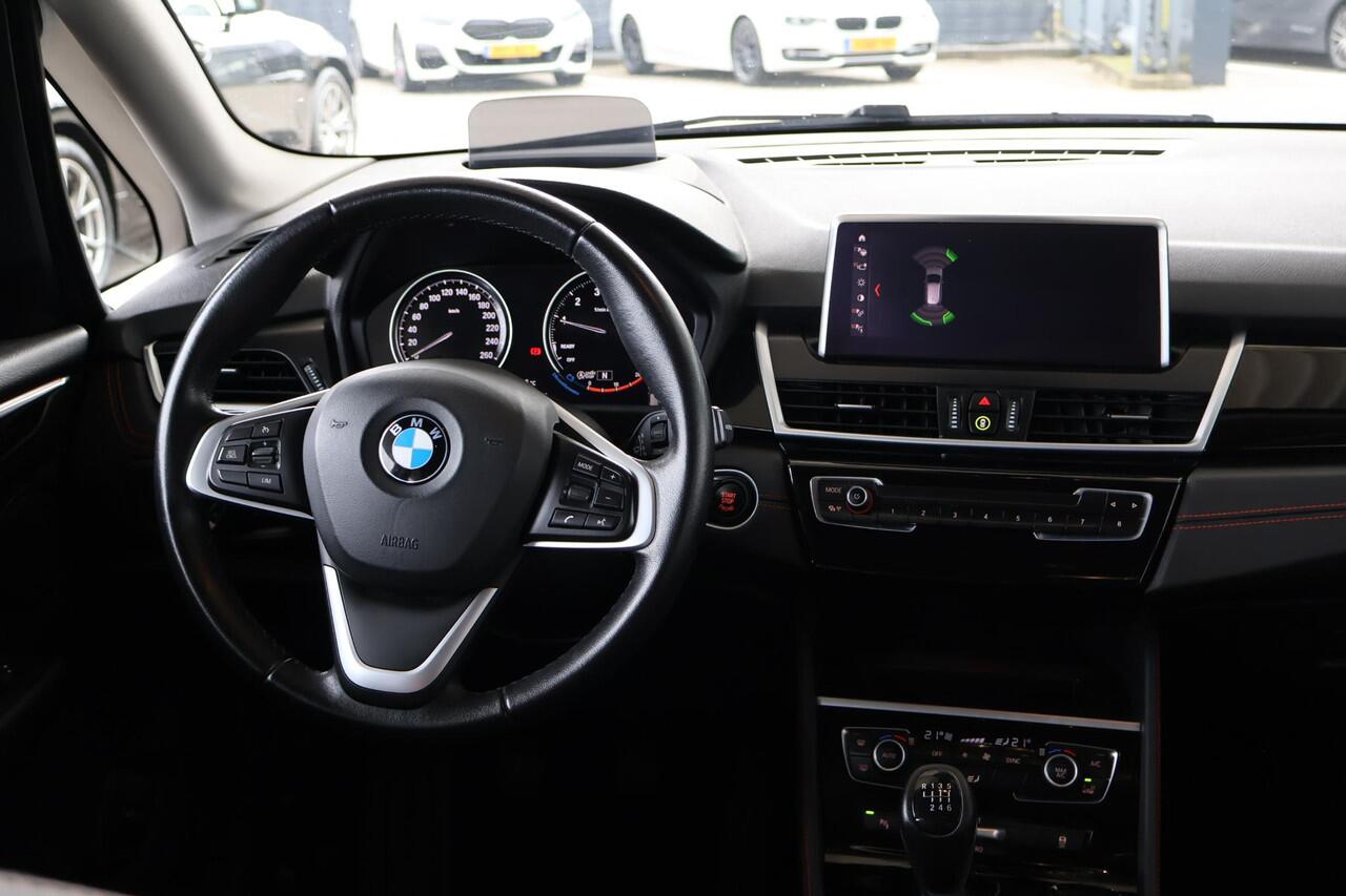 BMW 2-SERIE Active Tourer 218i | Achteruitrijcamera | Sportstoelen | Head-Up Display | Trekhaak