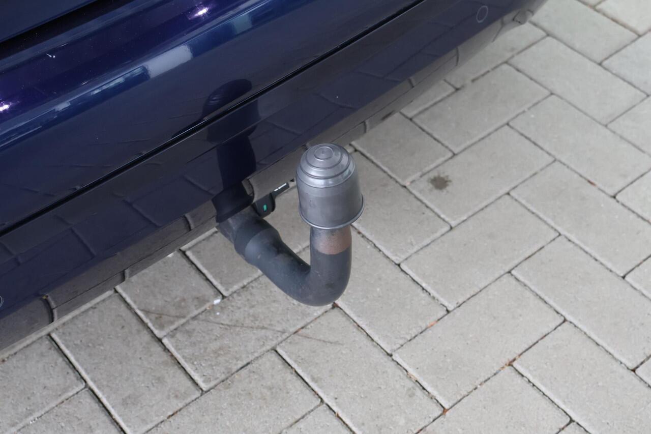 BMW 2-SERIE Active Tourer 218i | Achteruitrijcamera | Sportstoelen | Head-Up Display | Trekhaak